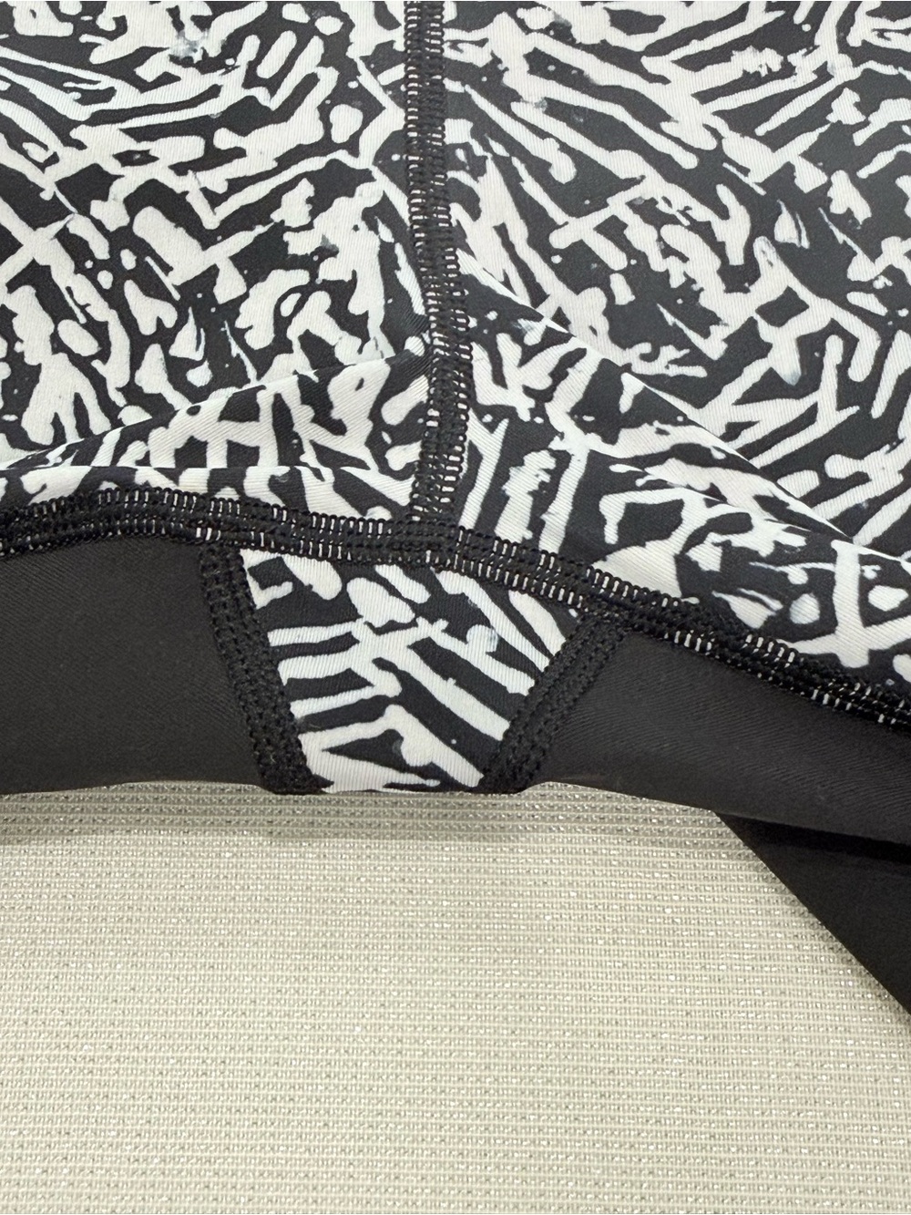 lululemon run top speed crop Black & White Printed Leggings 17” inseam size 6 - Picture 5 of 6
